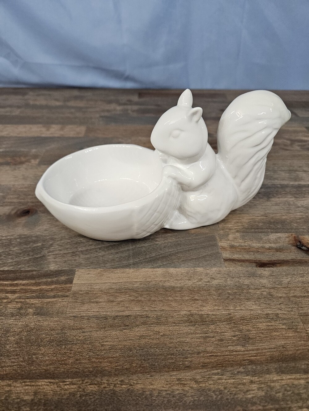 White Squirrel & Acorn Ceramic Bowl - Picture 5 of 6